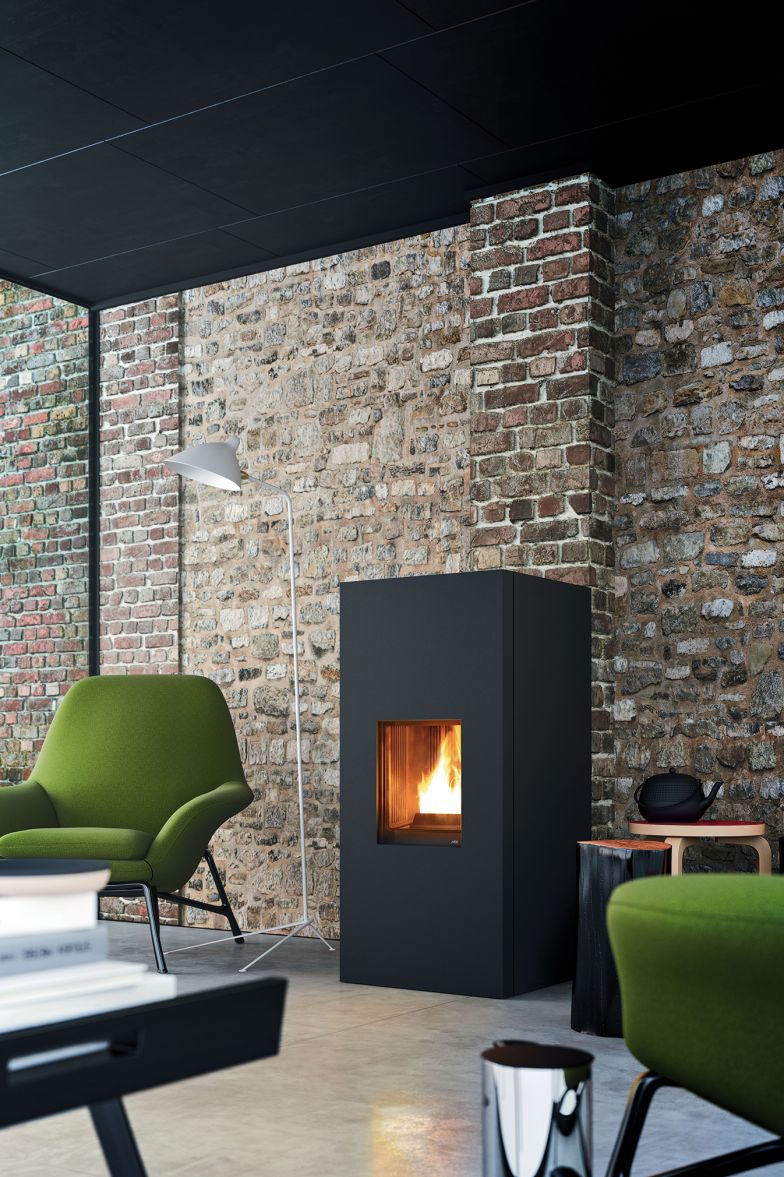 «Aike» ist ein Pelletofen ohne frontale Luftöffnungen. Im Korpus aus schlichtem, schwarzlackiertem Stahl versteckt sich eine Brennschale aus Gusseisen. Das Gerät kann über eine Fernbedienung, aber auch über Smartphone oder Tablet gesteuert werden. MCZ.