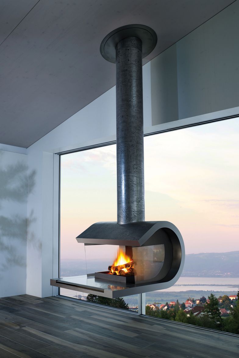 Obwohl diese hängende Feuerstelle 600 kg schwer ist, lässt sie sich dank spezieller Schwerlastdrehlager ohne grosse Mühe um 360 Grad drehen. Sie ist doppelwandig gebaut und hinterlüftet, was ein Verbrennen unmöglich macht. Durch die ausladende Bank vor der Feuerung erübrigt sich ein Feuerschutz am Boden. Rutz Feuerstellen.