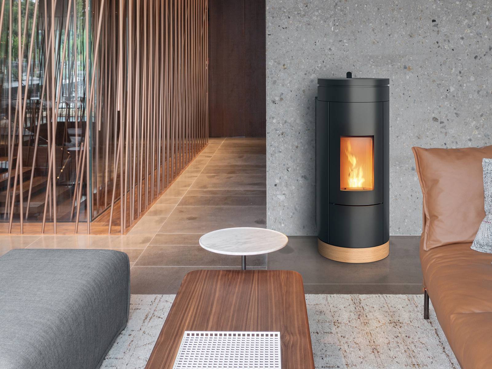 «Wall» ist der erste Ofen, den die Designerin Patricia Urquiola entworfen hat. Der Pelletofen liegt direkt an der Wand an, um so die Rohre und technischen Anschlusselemente verstecken zu können. Spezielles Merkmal ist der Sockel, den es in verschiedenen Ausführungen wie Stahl, Stein, Holz oder Zement gibt und der als Gestaltungselement dient. MCZ.