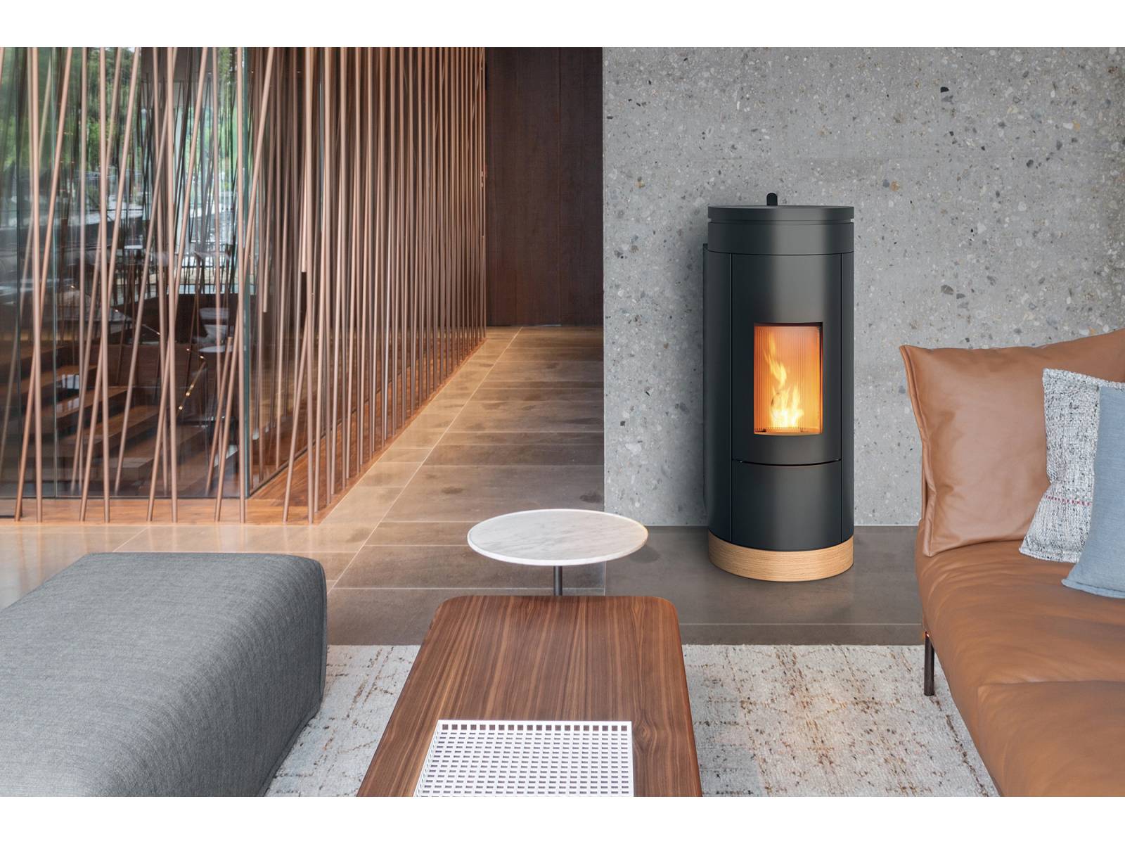 «Wall» ist der erste Ofen, den die Designerin Patricia Urquiola entworfen hat. Der Pelletofen liegt direkt an der Wand an, um so die Rohre und technischen Anschlusselemente verstecken zu können. Spezielles Merkmal ist der Sockel, den es in verschiedenen Ausführungen wie Stahl, Stein, Holz oder Zement gibt und der als Gestaltungselement dient. MCZ.