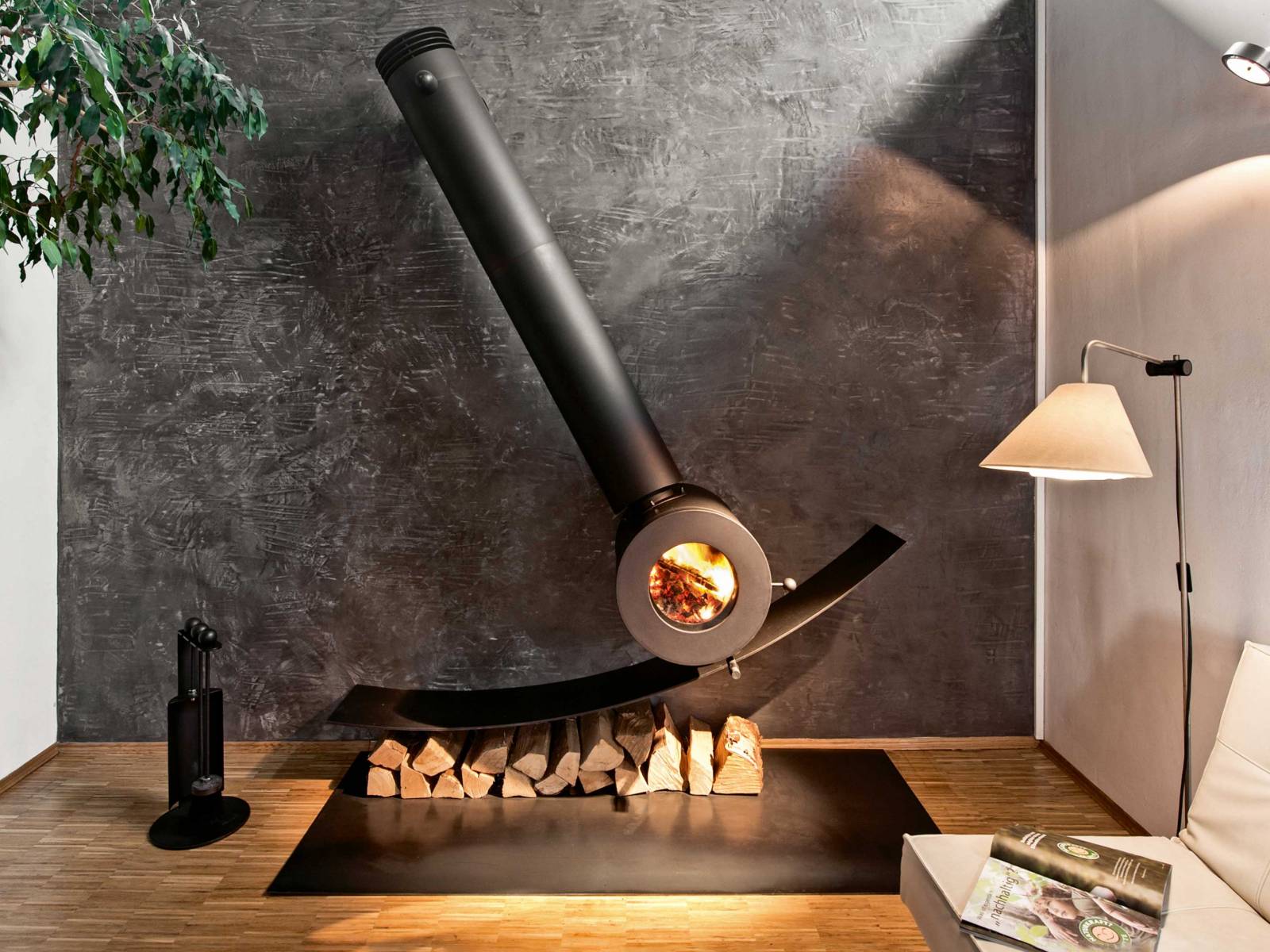 Das Herzstück aller individuell gefertigten Öfen bildet eine runde Brennkammer. Kombiniert mit modernster Kachelofentechnik ist sie die ideale Basis für ein Ofensystem, das sich flexibel an individuelle Wohnkonzepte anpassen lässt, sei es freischwebend, um 360 Grad drehbar, als moderner Raumteiler, klassischer Kaminofen oder pendelförmig an der Wand hängend, wie hier abgebildet. Firetube.