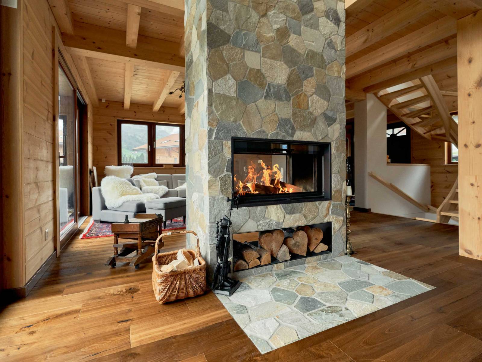 Für jeden Wohnraum die richtige Befeuerung: Sei es modern, klassisch oder extravagant. Das Schweizer Familienunternehmen führt zahlreiche Modelle, darunter das Tunnel-Cheminée mit integriertem Holzfach. Von zwei Seiten einsehbar, eignet sich die mit Verblendersteinen ummantelte Feuerstelle als dekorativer Raumteiler. Alpinofen.