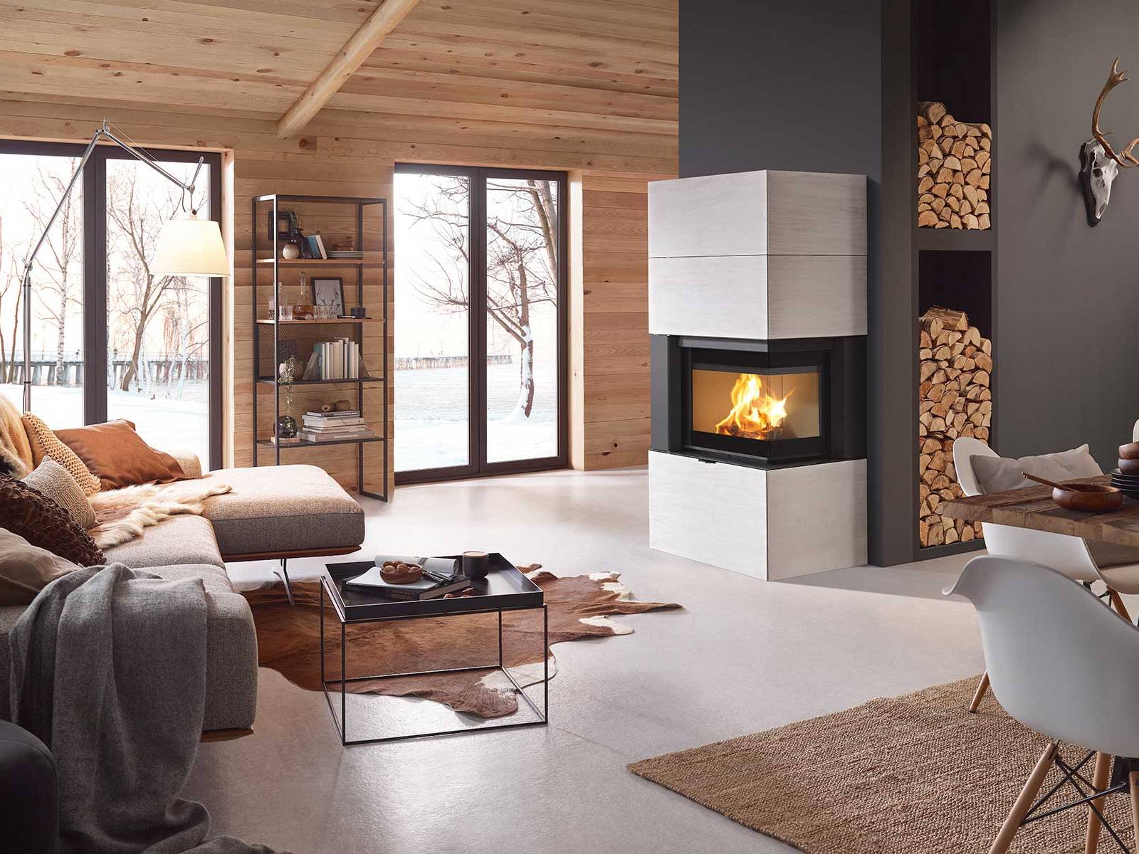 Zum magischen Anziehungspunkt im Raum wird «Symbia» vor allem dank der Eck-Panoramascheibe, die klare Sicht auf die Bühne des Feuers bietet. Dem Trend zu einem schlichten, geradlinigen Design folgend, verkörpert der Kamin Stil und Funktionalität. Die Gestaltung der Oberflächen erfolgt individuell. Rika.