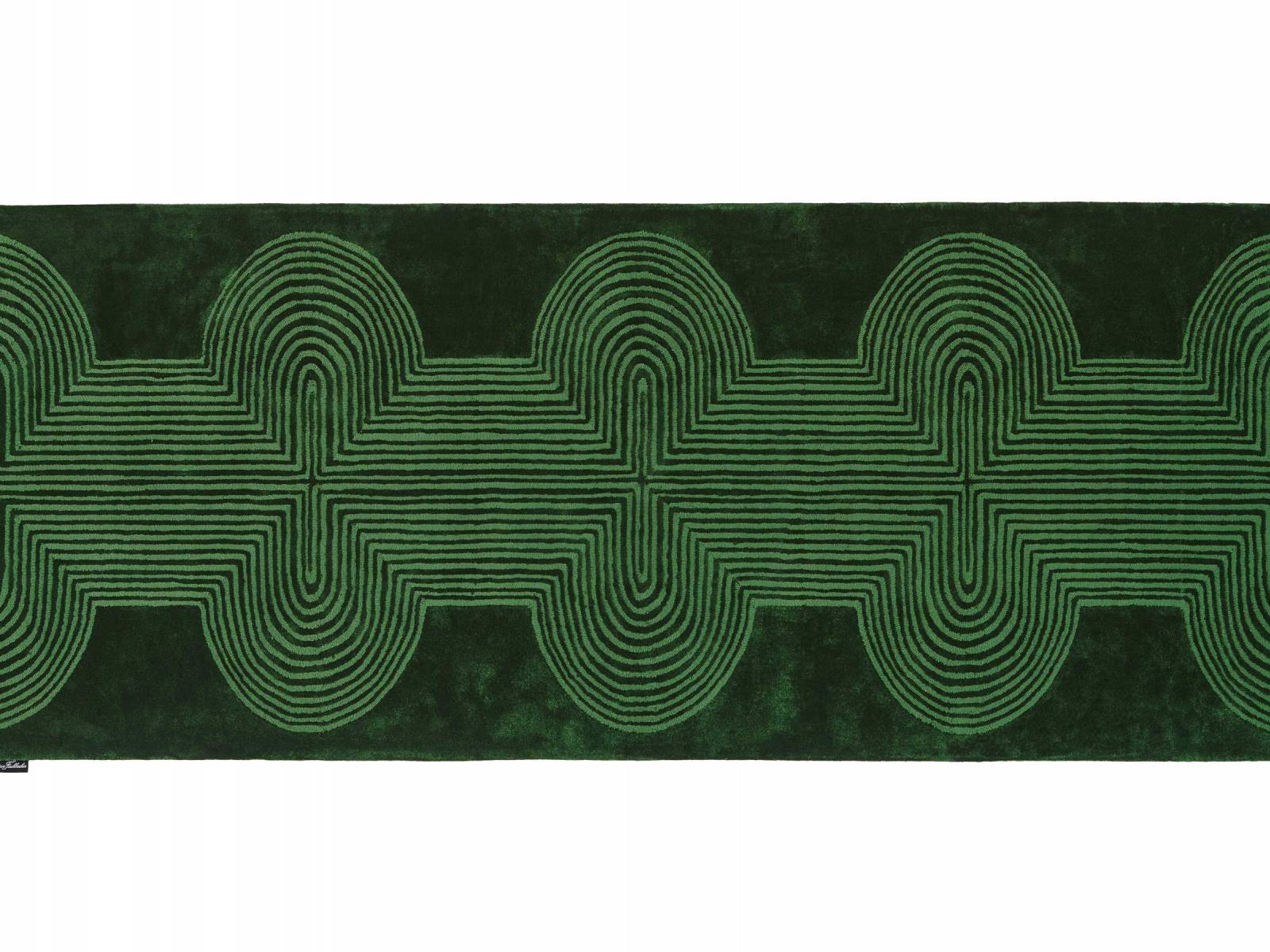 Vorhang- und Bezugsstoffe aus Recyclingmaterial gehören schon seit zwölf Jahren zum Portfolio des St. Galler Textilverlags. Nun lanciert das Unternehmen erstmals auch handgetuftete Teppiche aus recyceltem Meeresplastik. Die neuste Kollektion «Benu Sea» umfasst zahlreiche pflegeleichte Teppiche in wahlweise 36 Farbtönen, die d ank des verwendeten Monsilk-Upcycling-Garns sehr geschmeidig sind, eine hohe Farbbrillanz aufweisen und seidig schimmern: Teppich «Juba» greift die lebendige Flussbewegung des gleichnamigen Stroms durch Ostafrika auf. Christian Fischbacher.