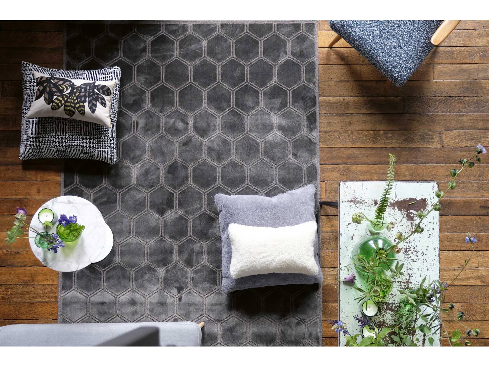 Der Velourstoff «Manipur» mit raffiniertem Flor aus gewobenem Samt ist mit den skalierten Hexagonen auf gewebtem Untergrund als Vorhang- oder Polsterstoff äusserst dekorativ. In Form eines rechteckigen Teppichs brilliert er zudem als angenehm weicher Fussschmeichler. Erhältlich in vier Grössen und sieben Farben, hier in neutralem Silber. Designers Guild.