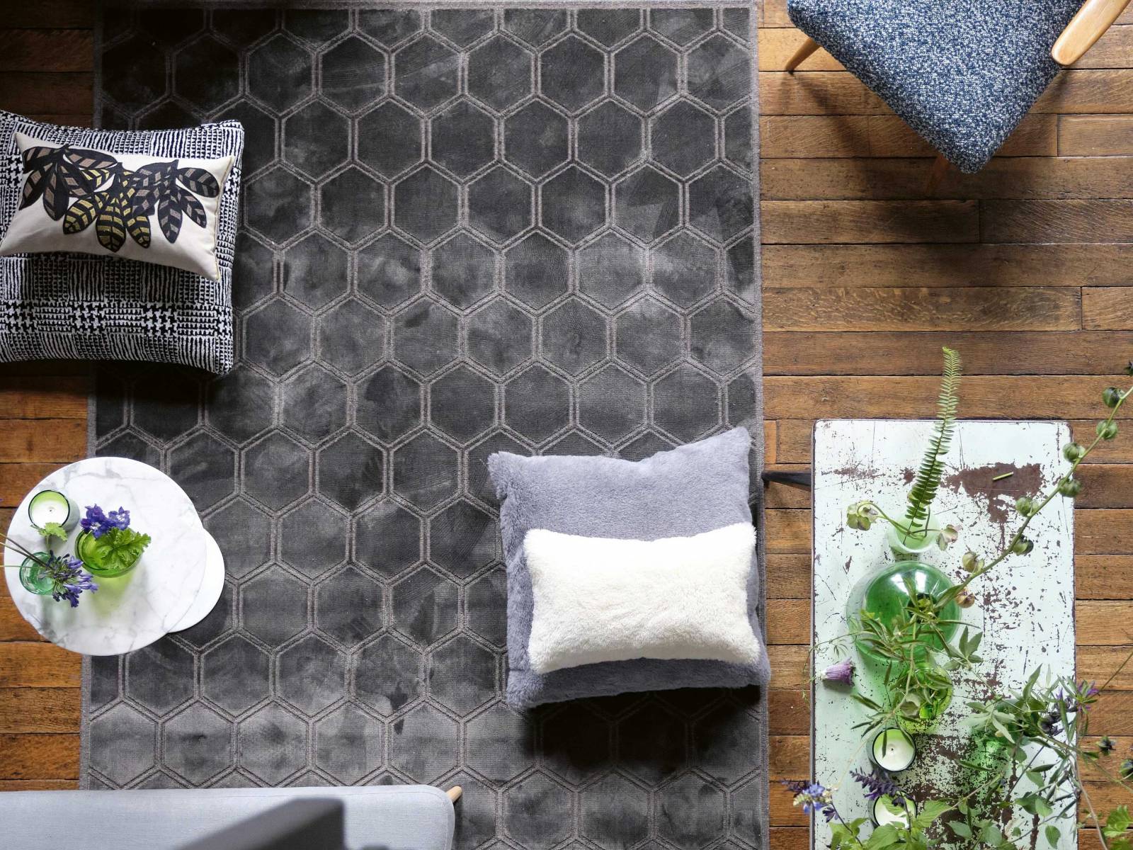 Der Velourstoff «Manipur» mit raffiniertem Flor aus gewobenem Samt ist mit den skalierten Hexagonen auf gewebtem Untergrund als Vorhang- oder Polsterstoff äusserst dekorativ. In Form eines rechteckigen Teppichs brilliert er zudem als angenehm weicher Fussschmeichler. Erhältlich in vier Grössen und sieben Farben, hier in neutralem Silber. Designers Guild.