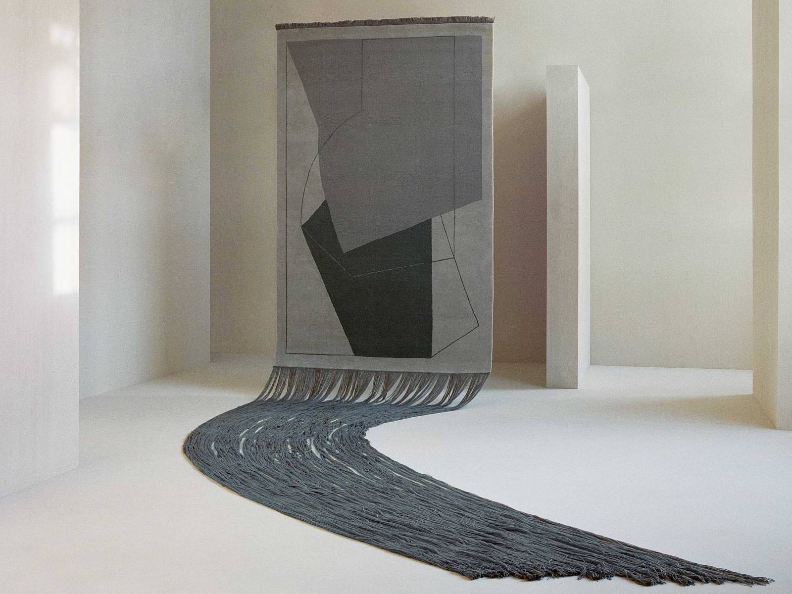 «Lucid Shadow» aus der Kollektion «Dimensuous» ist das beste Beispiel für die Intension des dänischen Labels, Fantasie in schöne Formen zu verwandeln, die einen bleibenden Eindruck hinterlassen. Dadurch sollen die handgefertigten Teppiche der Vergänglichkeit der Zeit standhalten und als wertvolle Erbstücke über Generationen weitergegeben werden. Design: Urd Moll Gundermann. Linie Design .