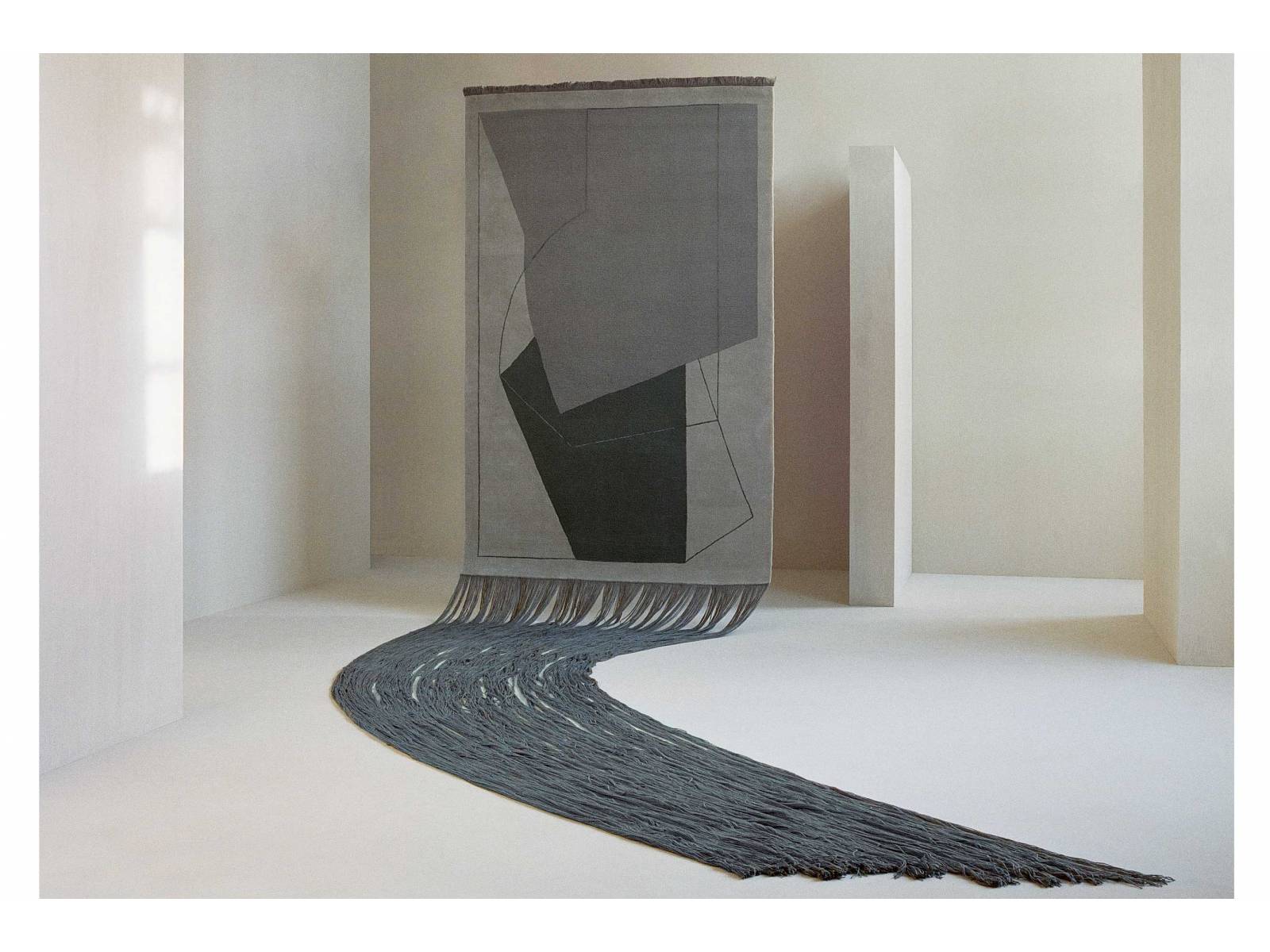 «Lucid Shadow» aus der Kollektion «Dimensuous» ist das beste Beispiel für die Intension des dänischen Labels, Fantasie in schöne Formen zu verwandeln, die einen bleibenden Eindruck hinterlassen. Dadurch sollen die handgefertigten Teppiche der Vergänglichkeit der Zeit standhalten und als wertvolle Erbstücke über Generationen weitergegeben werden. Design: Urd Moll Gundermann. Linie Design .
