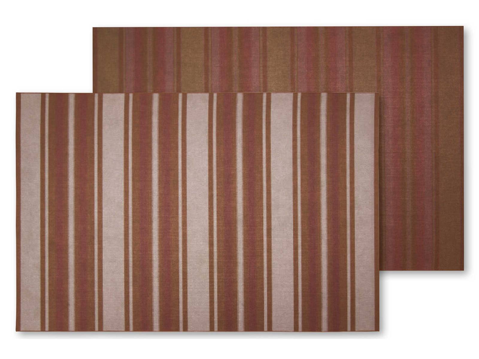 Bei ihrer Arbeit als Designerin und Stylistin lässt sich Maghalie Dooms von ihrer Faszination für Materialien, handwerkliche Techniken und ihrer Liebe zur ästhetischen Bildsprache leiten. Ihr neuster Entwurf ist der beidseitig gewebte Jaquard-Teppich «Abricot» mit Streifenmuster, erhältlich in Beige oder Terracotta. Ligne Roset.