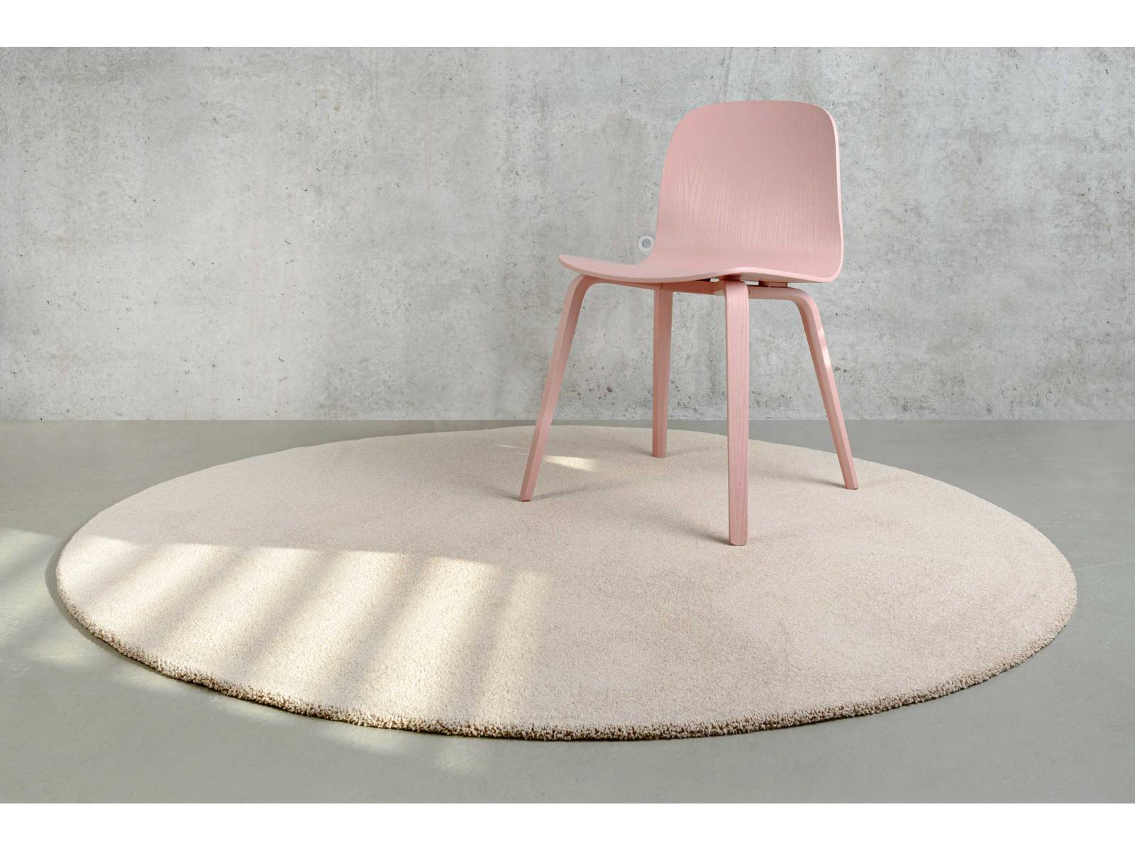 «Luna Rug» vereint alle Eigenschaften, die man sich nur wünschen kann: Weich, elegant, widerstandsfähig und pflegeleicht kommt er als Teppichboden oder abgepasster Teppich daher und fügt sich dank der 13 zur Auswahl stehenden, leicht melierten Farben flexibel in jede Räumlichkeit ein. Mit seiner leicht kräuseligen Oberfläche schmeichelt er nicht nur den Füssen, er hat zudem ein hohes Schallabsorptionsvermögen und ist leicht zu reinigen. Tisca.