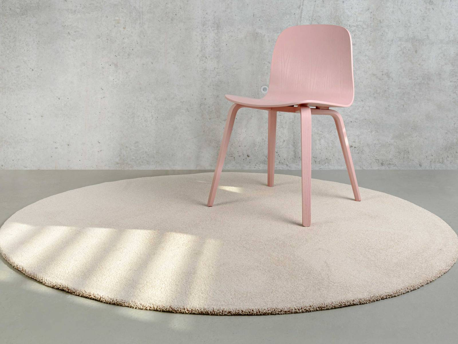 «Luna Rug» vereint alle Eigenschaften, die man sich nur wünschen kann: Weich, elegant, widerstandsfähig und pflegeleicht kommt er als Teppichboden oder abgepasster Teppich daher und fügt sich dank der 13 zur Auswahl stehenden, leicht melierten Farben flexibel in jede Räumlichkeit ein. Mit seiner leicht kräuseligen Oberfläche schmeichelt er nicht nur den Füssen, er hat zudem ein hohes Schallabsorptionsvermögen und ist leicht zu reinigen. Tisca.