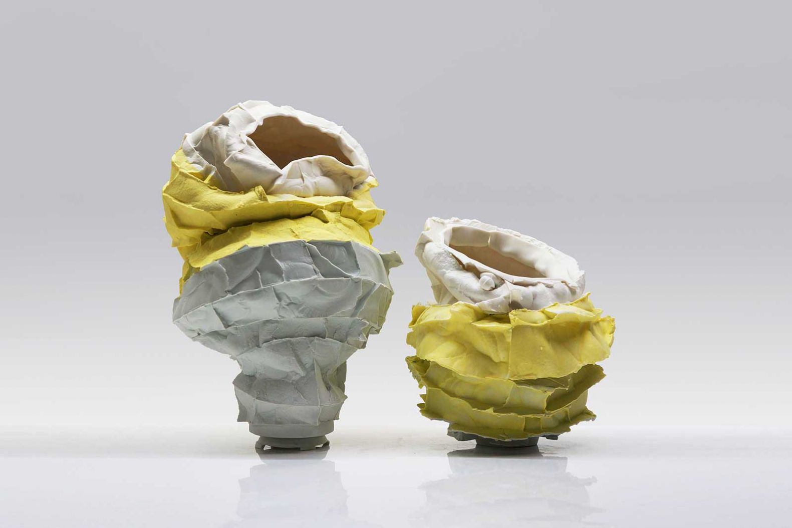 Monika Patuszynskas Serie «Genealogy» überrascht mit kühnen Dekonstruktionen traditioneller Keramikformen. Ihre Werke verschmelzen zu opulenten Skulpturen, die die Grenzen des Materials herausfordern und die BetrachterInnen in eine Welt verschwenderischer Kreativität entführen. Courtesy of Galerie Christine Colon. patuszynska.art.pl