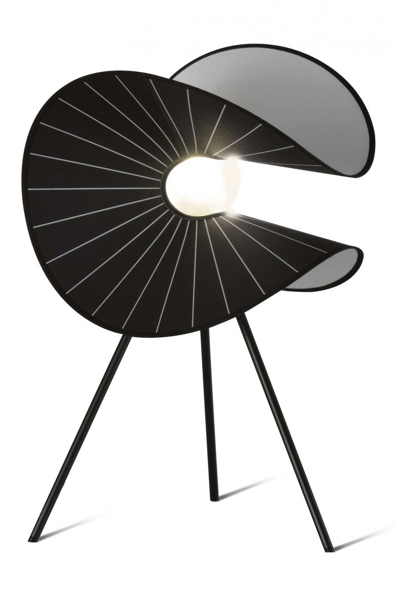 Wie eine verführerische Schmetterlingsdiva entfaltet die Tischleuchte «Mariposa» ihre gestreiften Flügel und tanzt zwischen Licht und Schatten. Design: Marcel Wanders. roche-bobois.com