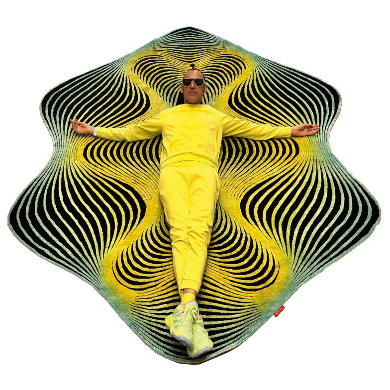 Mit leuchtenden Farben und hypnotischen Mustern zieht der Teppich «Ki» von Karim Rashid alle Blicke auf sich und verleiht jedem Raum eine unverkennbare Aura. Hier verschmelzen künstlerische Vision und kulturelle Inspiration zu einem Statement voller Lebendigkeit und Ausdruckskraft. illulian.com