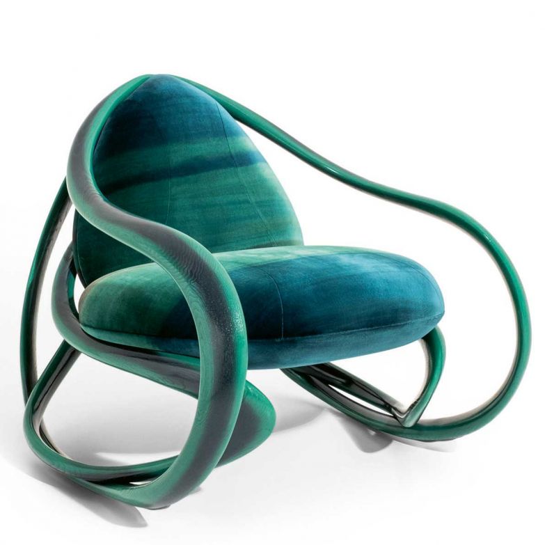 Der Schaukelstuhl «Move» von Rossella Pugliatti schwingt zwischen Skulptur und Sitzgelegenheit - eine poetische Hommage an die Kunst des Handwerks, die Raum und Bewegung in einer einzigen, atemberaubenden Geste vereint. giorgettimeda.com