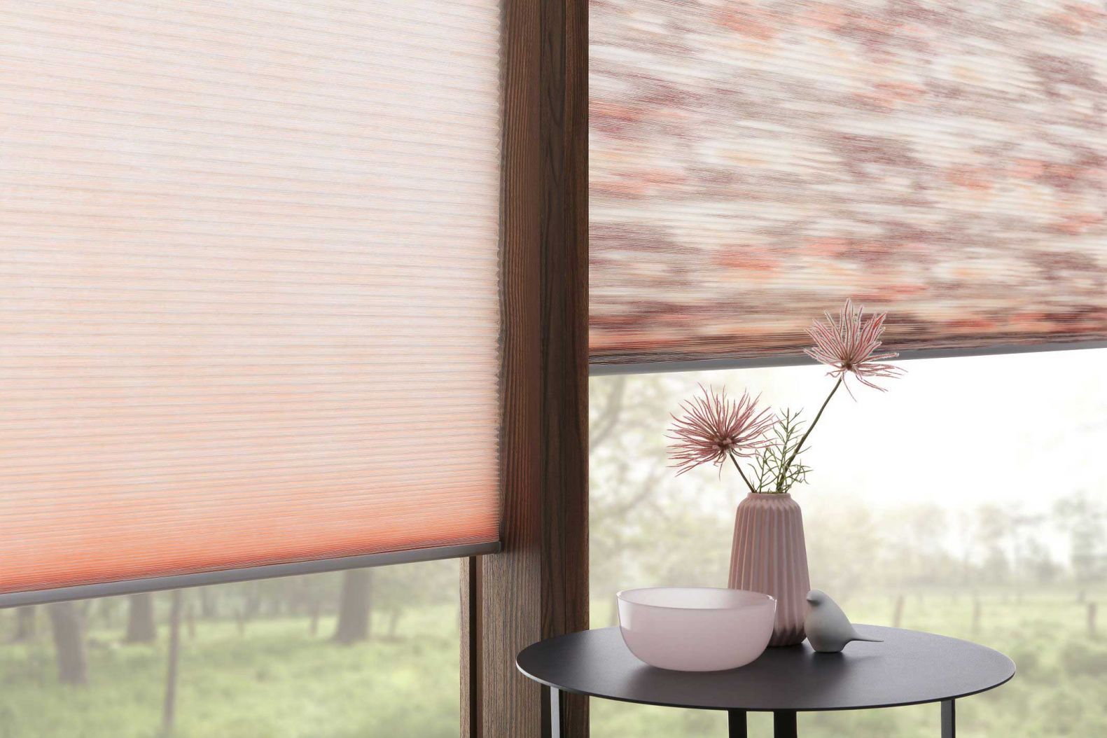 Die Wabenplissee sind nicht nur Licht-, Sicht- und Sonnenschutz, sondern können auch als Gestaltungselement in der Inneneinrichtung verwendet werden. Denn es gibt sie nicht nur in über 400 Farben, sondern auch mit Digitaldruck in unterschiedlichen Dessins. Duette.