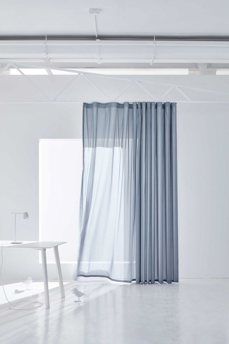 Glare & Heat ist die Weiterentwicklung der gleichnamigen Textilkollektion im Bereich Blend- und Wärmeschutz. Sie umfasst fünfzehn Produkte in über 90 Farben. Highlight aus der Kollektion ist der im Bild gezeigte, zweiseitige Vorhang «Face», der eine weiss glänzende, reflektierende Aussenseite mit einer dunkel bedruckten Innenseite kombiniert. Création Baumann.