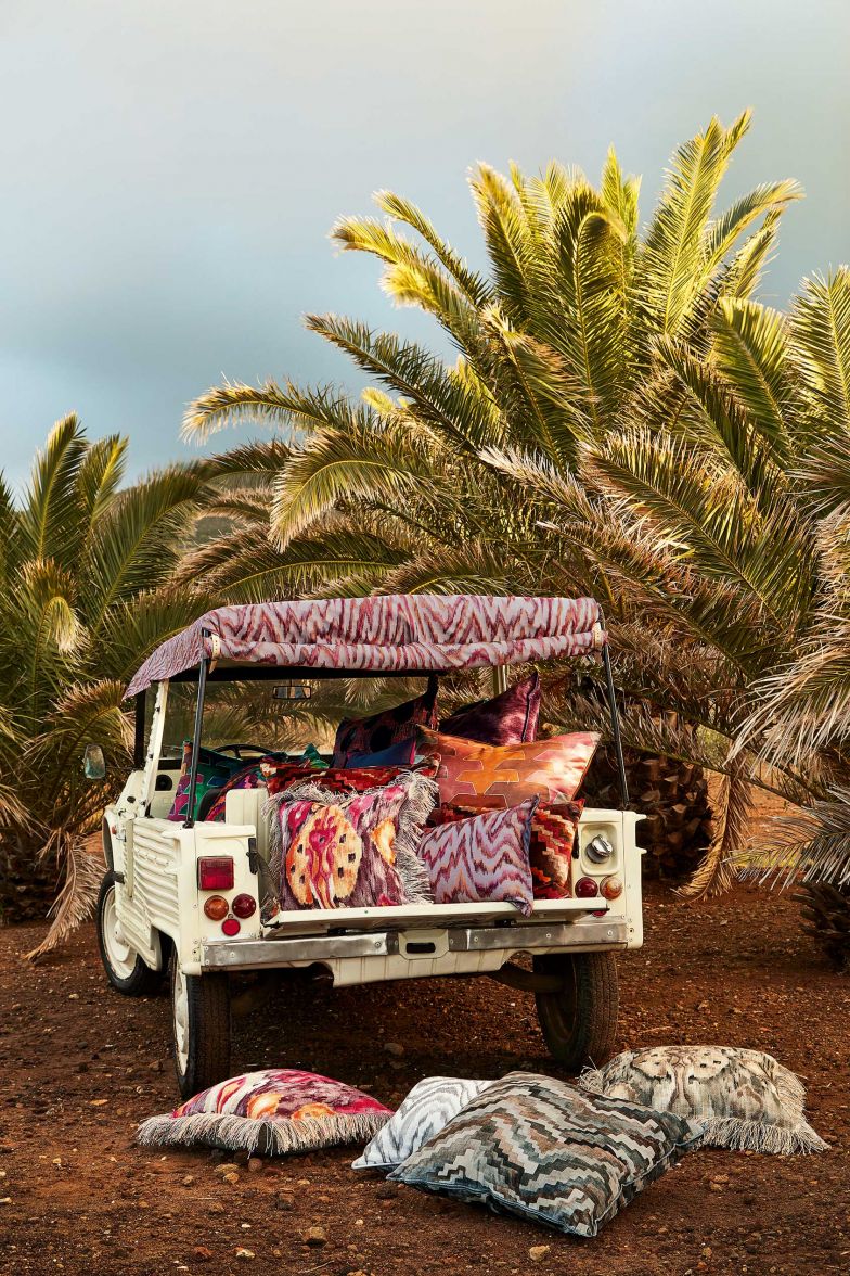 Kennen Sie Pantelleria? Die kleine italienische Insel im Mittelmeer, die auch schwarze Perle genannt wird, liegt näher an Tunesien als am italienischen Festland und gab der neusten Kollektion ihren Namen. Lebhafte Farben, osmanisch inspirierte Muster und unterschiedliche Texturen verschmelzen hier zu Stoffen mit starkem Ausdruck. Zinc Textile.