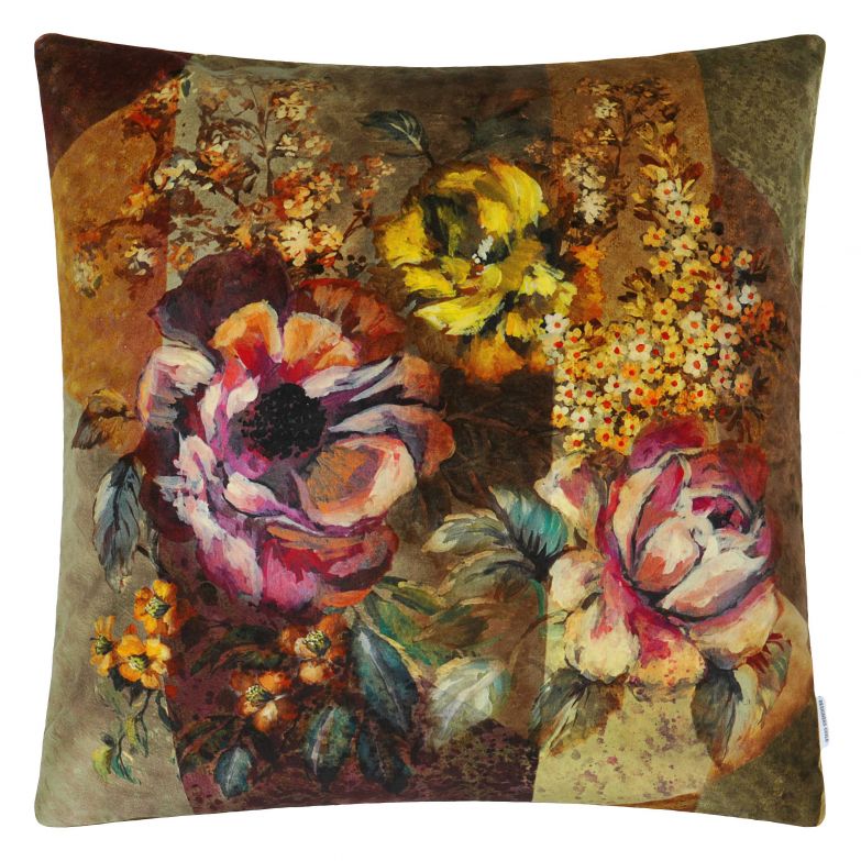 Nach Indien führt uns die Kollektion Minakari. Sie erinnert an die exotische, dekorative Kunst des Landes und überzeugt mit üppigen Mustern und Texturen: Wie zum Beispiel dieser Stoff mit seinen malerischen Blüten auf geometrisch angeordnetem Hintergrund auf reinem Leinen. Designers Guild.