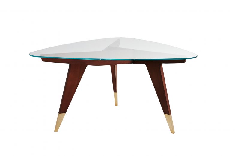 Ein Abstelltisch aus Palisanderholz mit Füsschen aus mattiertem Messing und dreieckiger Glasplatte: «D.552.2» entstand in den 1950er-Jahren für das New Yorker Unternehmen M. Singer & Sons speziell für den amerikanischen Markt.