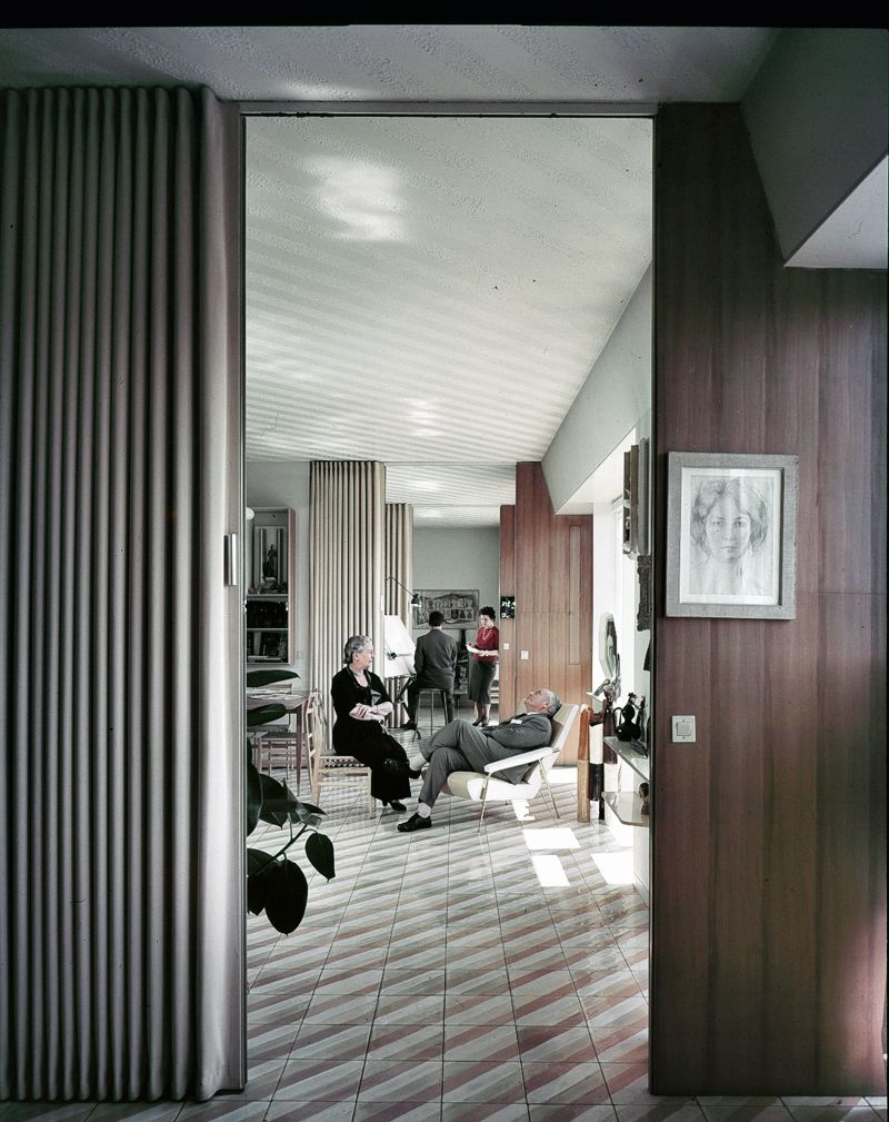 Gio Ponti dachte im Kleinen wie im Grossen und entwarf – von der Gründung seines Ideenlabors im Jahr 1921 bis zu seinem Tod 1979 – ganze Gebäude samt Ausstattung, aber auch Kostüme für die Mailänder Scala oder Wandgemälde für die Universität in Padua.