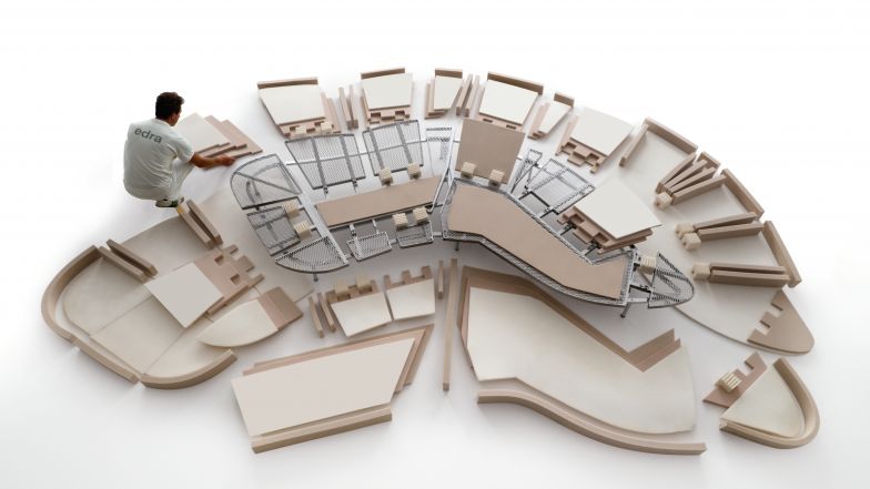 Die Schaumstoffpolsterung aus atmungsaktivem, elastischem Polyurethan besteht aus 184 Teilen unterschiedlicher Dichte. Der Rahmen aus 128 Stahlteilen mit 16 Spezialscharnieren wird von Hand zusammengebaut.