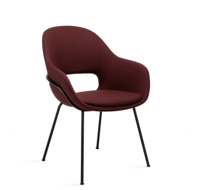 Für Stuhl «Theia» rückt Sebastian Herkner das Gestell in den Mittelpunkt. Die gepolsterte Schale ruht darin wie ein Edelstein in seiner Fassung – ein Vergleich, der nahe liegt und durchaus beabsichtigt ist. Das Modell ist mit hoher und niedriger Sitzlehne erhältlich. FREIFRAU.COM