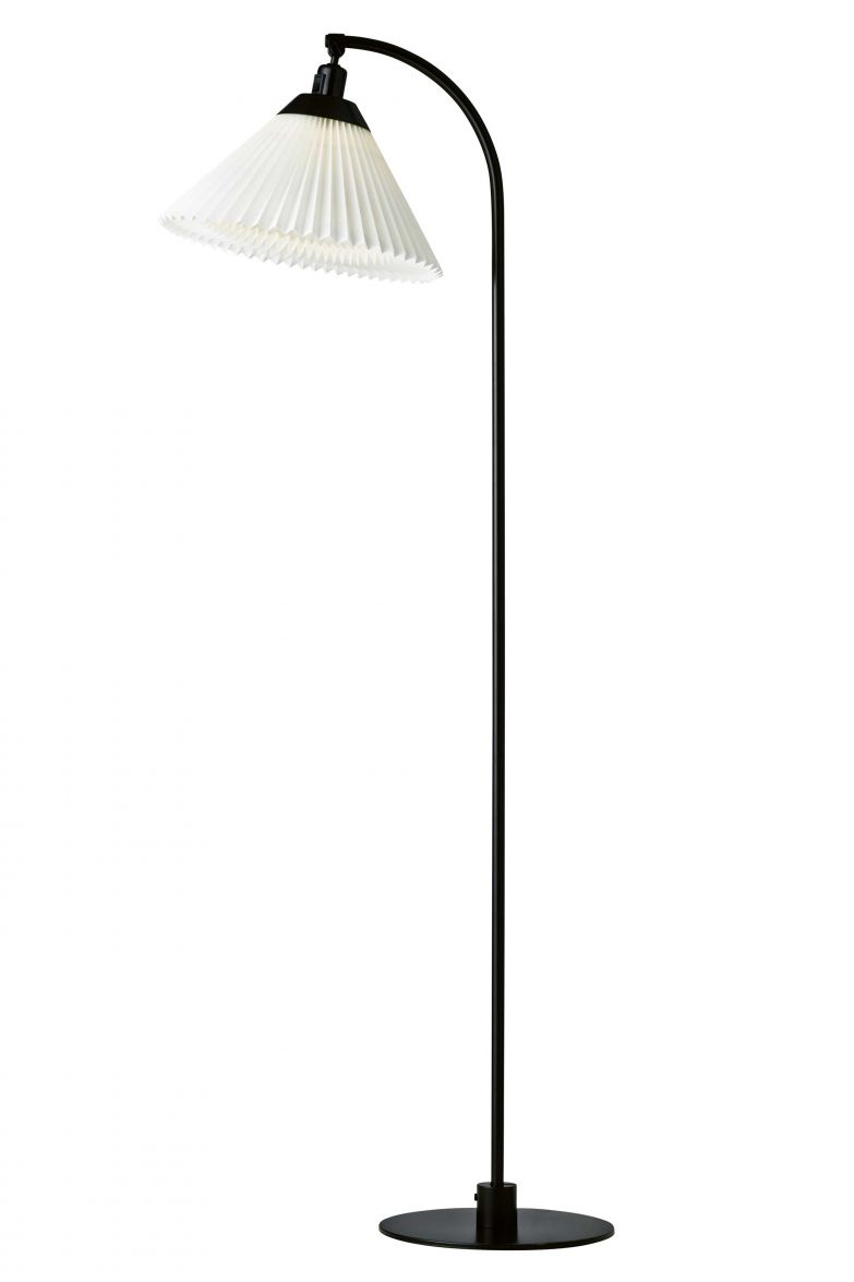 Ein echter Klassiker ist die Stehleuchte «Model 368». Der Entwurf des Architekten Flemming Agger wurde 1979 an der Messe in Göteborg zum ersten Mal gezeigt und gehört seitdem zum Portfolio des dänischen Unternehmens. Gefertigt wird das schöne Stück in Handarbeit in Odense. LEKLINT.COM