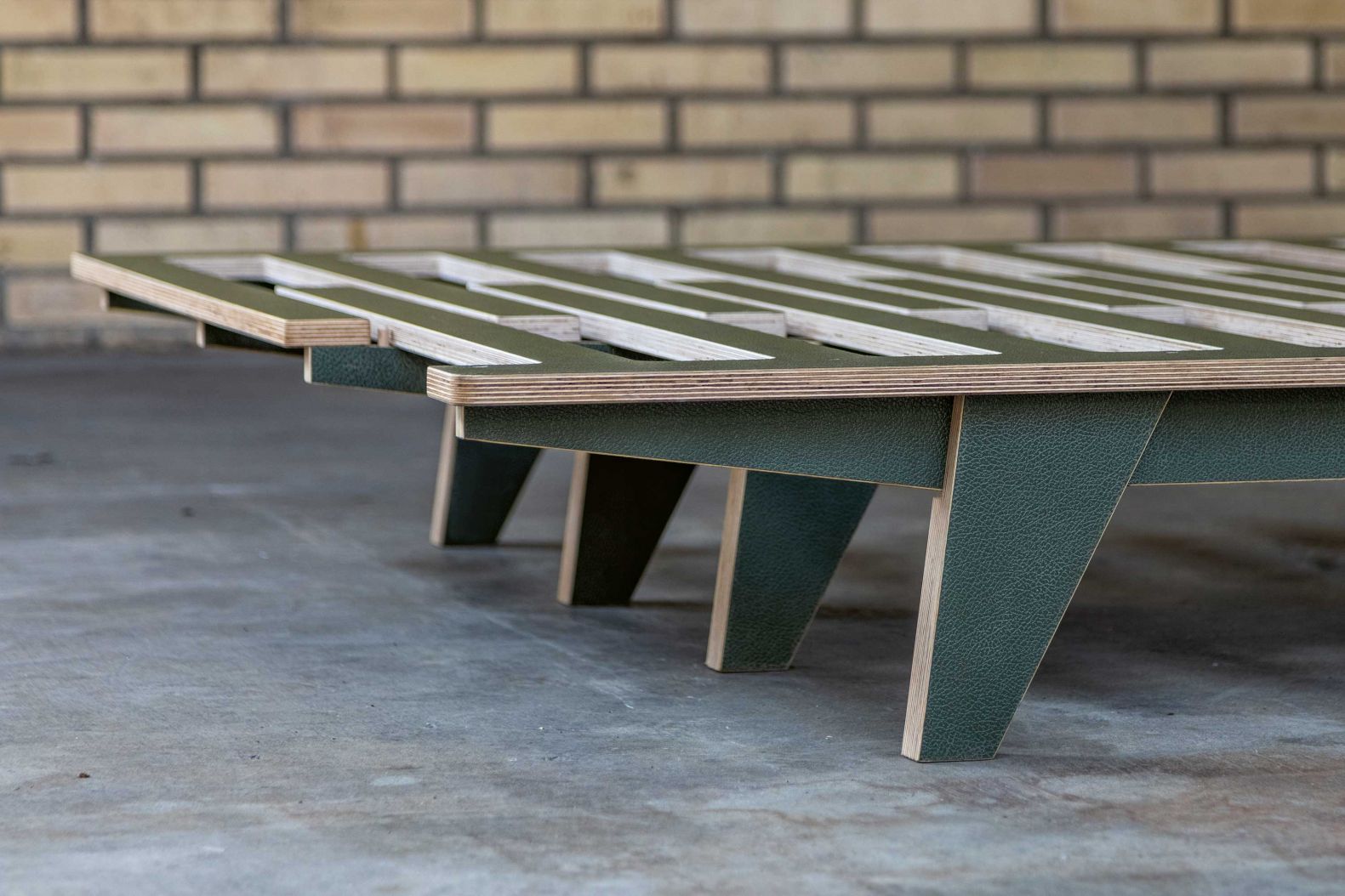 Zum 20. Jubiläum gibt es den Klassiker von Urs Esposito in chicem Olivgrün. Und weil man nicht jedes Jahr einen runden Geburtstag feiert, umfasst die Edition auch nur 20 Exemplare. Das «SN2» wandelt sich mit wenigen Handgriffen vom Sofa zum Bett, indem das Untergestell ausgezogen und die Matratzen aufgeklappt werden. Seledue.