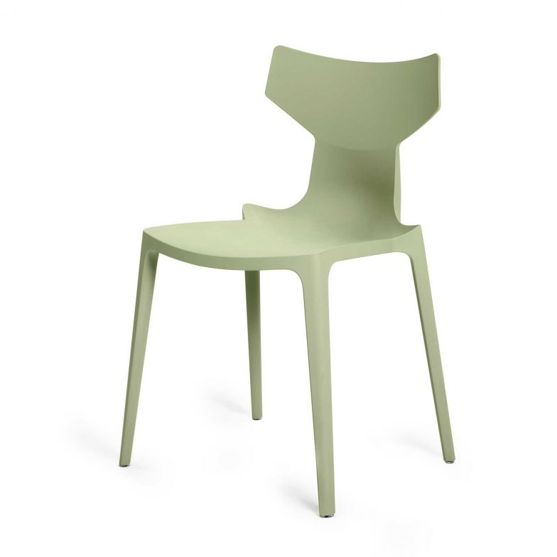 Kartell hat ein erneuerbares Polymer der zweiten Generation entwickelt, das per Synthese hergestellt und grösstenteils aus zertifizierten Zellulose- und Papierabfällen gewonnen wird. Der Prozess reduziert die Kohlendioxid-Emissionen und senkt die Belastung der Umwelt. Das Material wird für alle Bestseller sowie für neue Produktentwicklungen verwendet und ersetzt nach und nach das traditionelle Polycarbonat. Kartell.