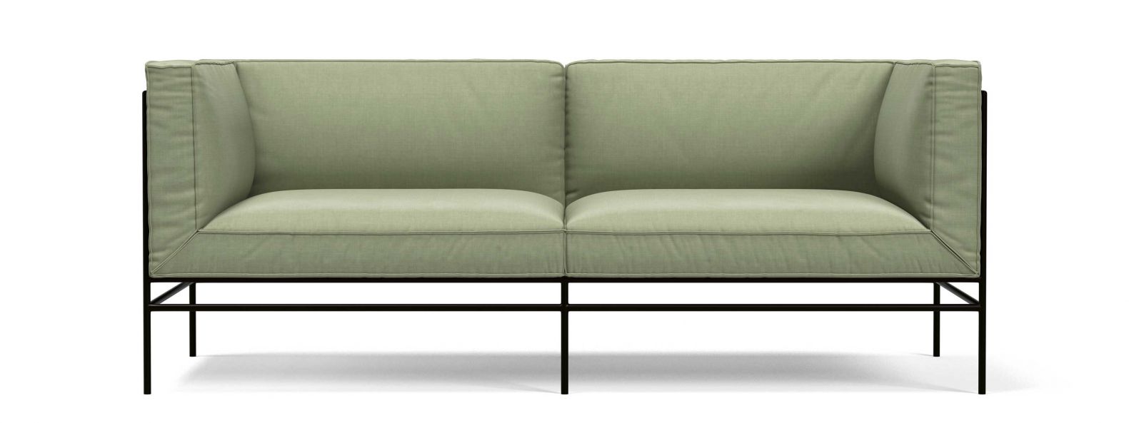 «Middleweight» ist Michael Anastassiades‘ erstes Polstermöbelstück. Die auf einem offenen Stahlrahmen aufgesetzten Kissen werden an den Ecken des Rahmens sorgfältig auf Gehrung geschnitten und sind durch Reissverschlüsse miteinander verbunden. Das Sitzmöbel ist als Sessel, Zwei- oder Dreisitzer sowie als Pouf erhältlich. Der Hersteller bietet es unter anderem in drei unterschiedlichen Grüntönen an. Karakter.