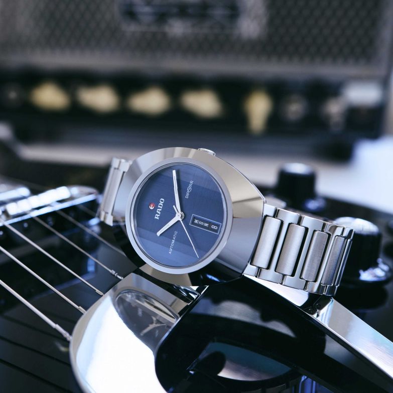 Mit den mundgeblasenen Leuchten aus Tschechien bewegt sich Creative Director Václav Mlynár wischen Skulptur und Produktdesign. Für «Buoy» kombiniert er klassisch-geometrische Formen und eine ungewöhnliche Lichtquelle. BOMMA.CZ