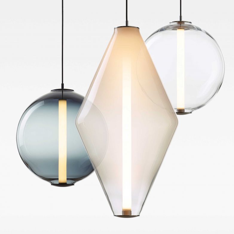 Mit den mundgeblasenen Leuchten aus Tschechien bewegt sich Creative Director Václav Mlynár wischen Skulptur und Produktdesign. Für «Buoy» kombiniert er klassisch-geometrische Formen und eine ungewöhnliche Lichtquelle. BOMMA.CZ