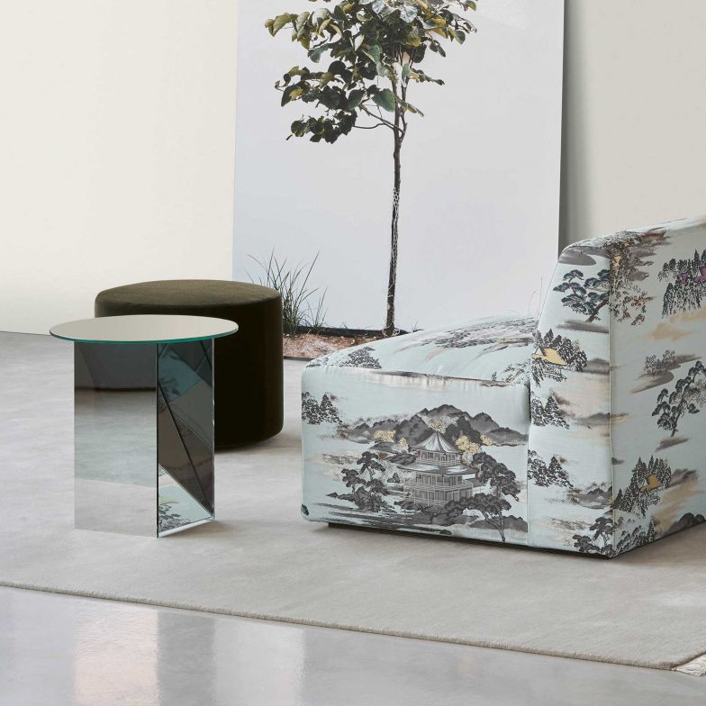 Für die Beistelltische «Kaisa» liess sich die Industriedesignerin und Goldschmiedin Annabelle Klute von Schmuck und Glasobjekten des Art Déco inspirieren. In Kombination mit den Polstermöbeln des Frankfurter Labels, die neu mit Textilien von Dedar erhältlich sind, bilden sie ein stimmungsvolles Stillleben. E15.COM