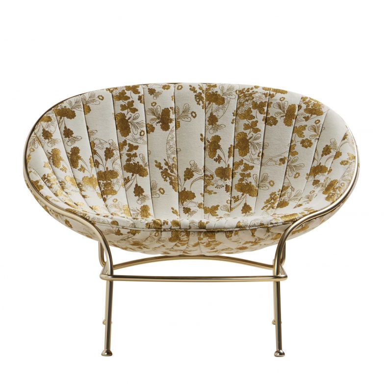 «Domus» heisst die Kollektion, für die zwei italienische Traditionsunternehmen gemeinsame Sache gemacht haben. Der Sessel «La Venus» ist bezogen mit einem von vier exklusiven Jacquard-Stoffen, die eine Hommage an die Porzellan-Kollektion «Oriente Italiano» sind. RUBELLI.COM / GINORI1735.COM