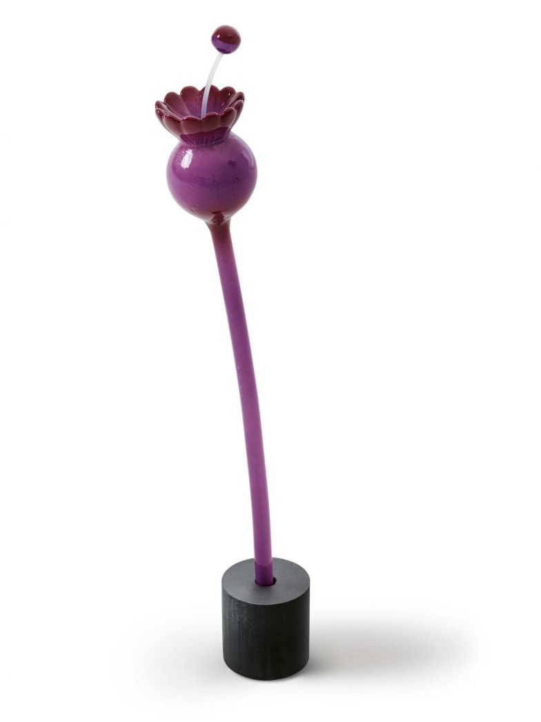 Auch wenn es manchmal ein Schauspiel ist, wie eine Blüte verwelkt: Bei Roberto Cambis Kollektion «Flora» muss man sich um die Haltbarkeit keine Sorgen machen. Die vier fantasievollen Blumen in den Farben Farn, Beere, Mauve und Rose sind aus Keramik handgefertigt. GIORGETTIMEDA.COM