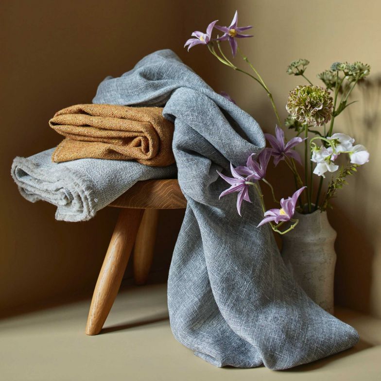 Neun Vorhang- und Bezugsstoffe umfasst die Kollektion «Still Life», alle in fein nuancierten Naturtönen gehalten. Die besonderen Texturen entstehen durch unterschiedliche Webarten und Garnkompositionen und verleihen den neuen Dessins eine angenehme Haptik. LUIZ.COM