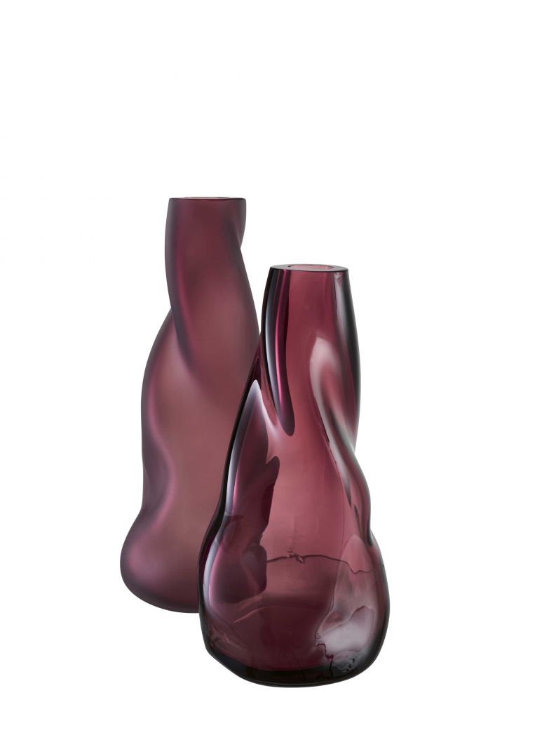 Von Vasen kann man nie genug haben. «Twisted» macht ihrem Namen alle Ehre und sieht aus, als hätte der Glasbläser sie einmal um sich selbst gedreht. Es gibt sie mit glänzender und mit seidenmatter Oberfläche; beide Modelle machen sowohl einzeln als auch als Paar eine gute Figur. ROCHE-BOBOIS.COM