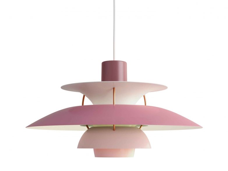 Wir lieben es, wenn eine klassische Leuchte wie die «PH5» von Poul Henningsen nicht nur funktional überzeugt – sie strahlt aufgrund ihres durchdachten Design vollkommen blendfreies Licht ab –, sondern auch mit einer bunten Palette an Farben aufwartet. Diese Version nennt sich «Hues of Rose». Louis Poulsen