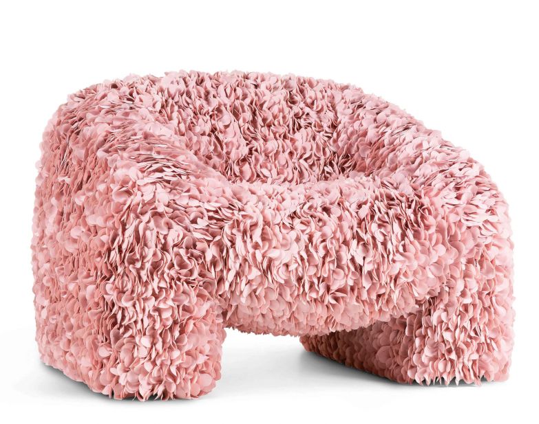 Er könnte einem Märchen entsprungen sein, der blumige Armsessel «Hortensia», der, wie es sein Name aussagt, von der gleichnamigen Blume inspiriert ist. Nicht weniger als 30 000 lasergeschnittene Blütenblätter wurden für den Bezug verwendet. Lässt man sich in den Sessel sinken, fühlt es sich an, als ob man sich in ein Blütenmeer legen würde. Design: Andrés Reisinger & Julia Esqué. Moooi