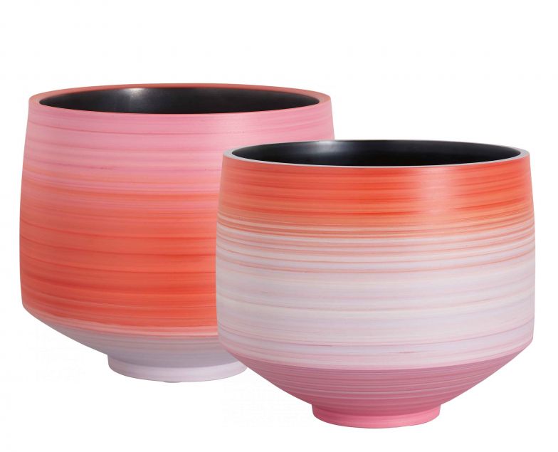 Oftmals fristen sie ein eher stiefmütterliches Dasein – dabei können Übertöpfe ein richtiger Hingucker sein. Wie zum Beispiel diese beiden hier aus der Kollektion «Raon». Sie sind aus Sandstein handgedreht und auch von Hand bemalt. Höhe: 16 beziehungsweise 20 Zentimeter. Passend dazu gibt es auch Vasen. Habitat