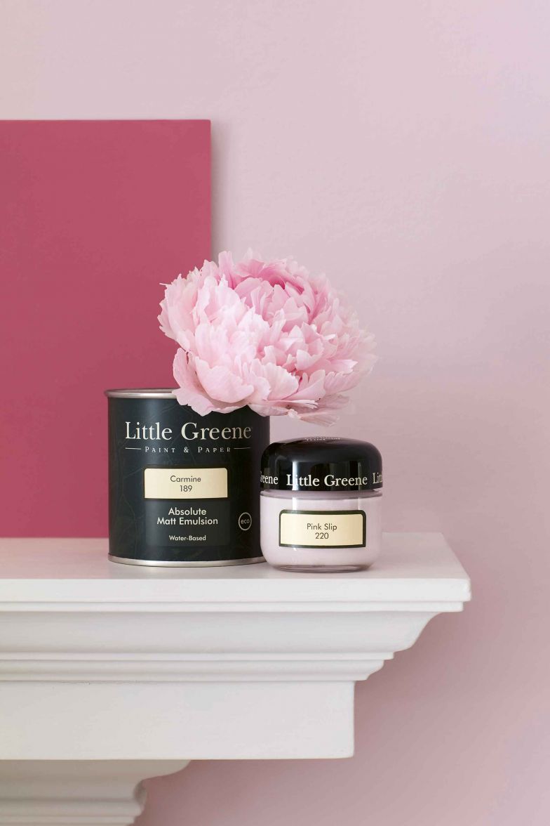 Rosa gestrichene Wände sind nicht nur etwas für das Kinderzimmer, sondern verleihen zum Beispiel auch dem Wohn- oder Küchenbereich eine frische Note. Das renommierte britische Unternehmen bietet verschiedene Rosatöne als Wandfarbe an, die sich auch untereinander kombinieren lassen. Im Bild die Farbtöne «Carmine» und «Pink Slip». Little Greene