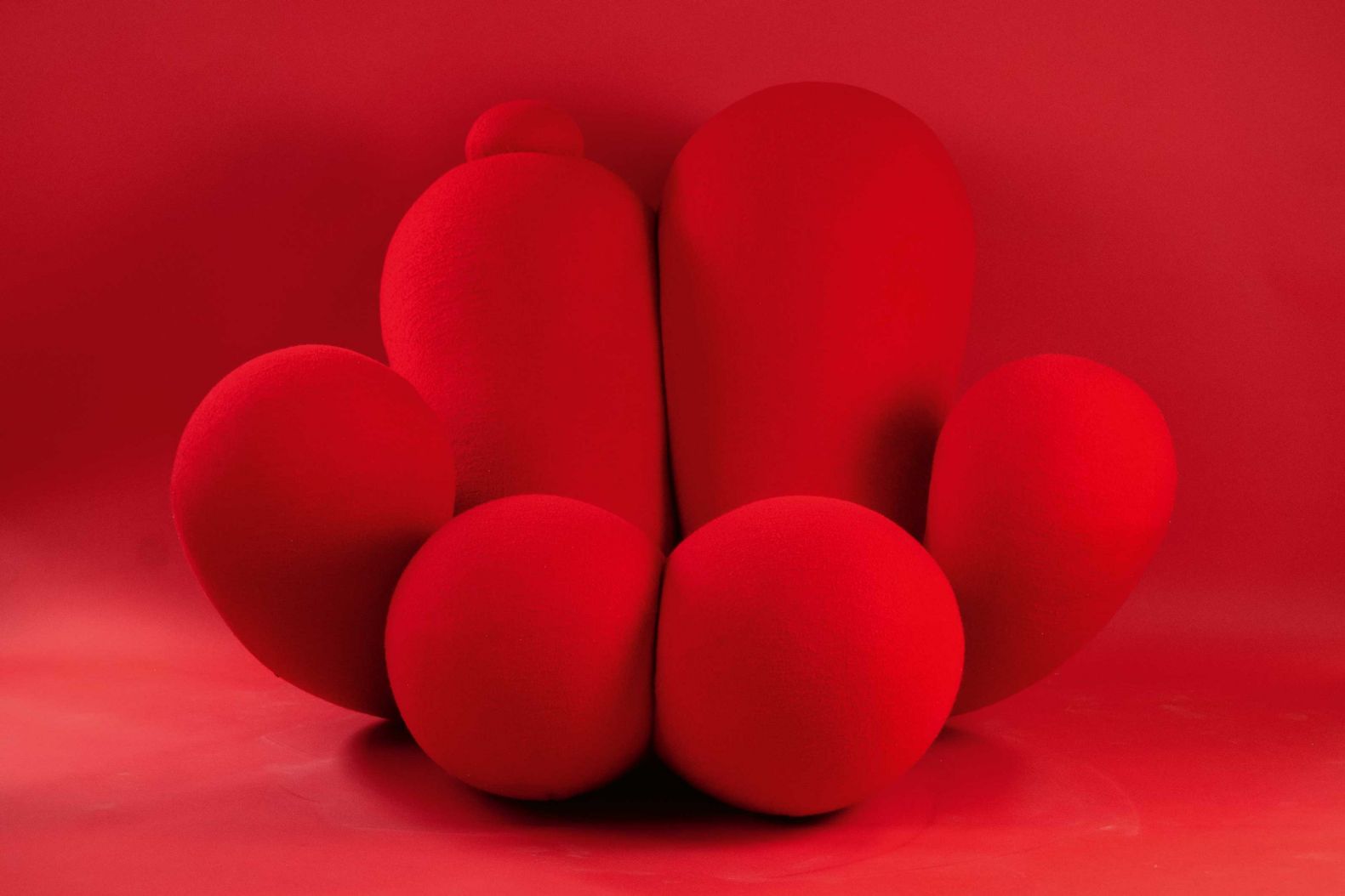 In kräftigem Tomatenrot präsentierte Lara Bohinc ihre Sitzmöbelkollektion «Peaches» während der Mailänder Designwoche bei Alcova. Mit der kurvigen, üppigen Form will die Objekt- und Möbeldesignerin den weiblichen Körper in all seinen Facetten feiern. BOHINCSTUDIO.COM