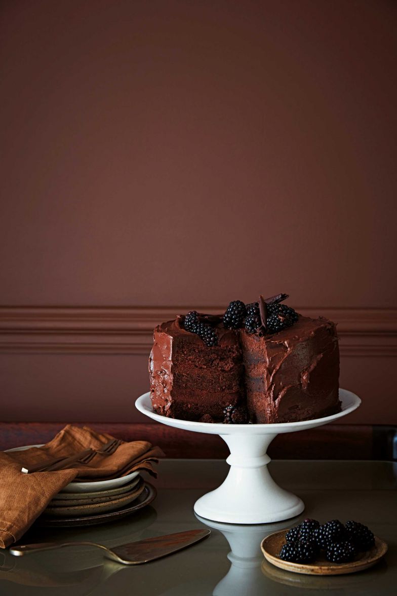 Unter dem scheinbar locker geschlungenen Lederpolster, für das Designer Vittorio Paradiso Inspiration bei einem indischen Sari fand, sorgt ein Gestell aus Metall für Stabilität. Der gedrechselte Holzbogen von Stuhl «Sari» besteht aus massiver, nussbaumgebeizter Esche. PAOLOCASTELLI.COM