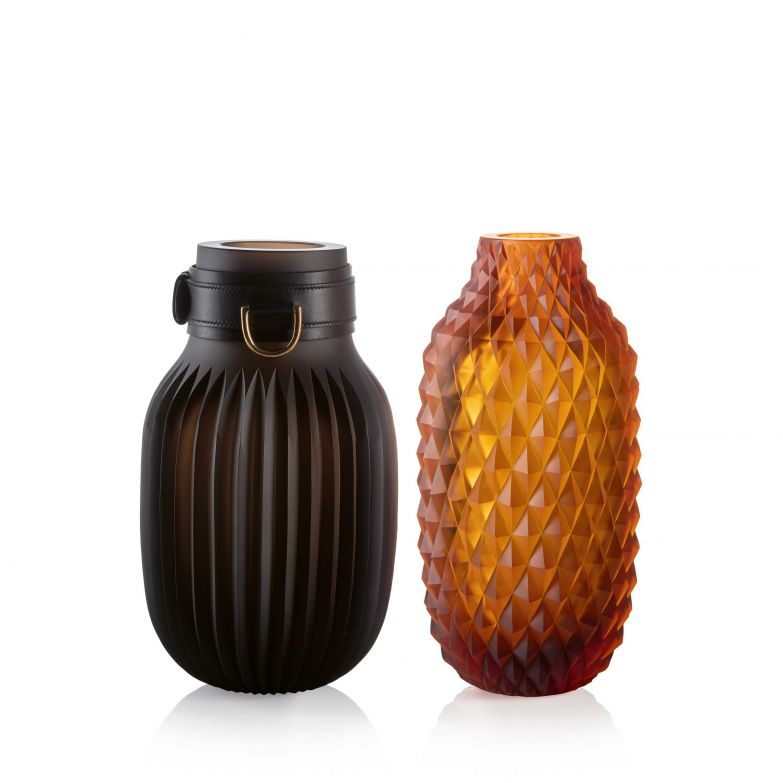 Unter dem scheinbar locker geschlungenen Lederpolster, für das Designer Vittorio Paradiso Inspiration bei einem indischen Sari fand, sorgt ein Gestell aus Metall für Stabilität. Der gedrechselte Holzbogen von Stuhl «Sari» besteht aus massiver, nussbaumgebeizter Esche. PAOLOCASTELLI.COM