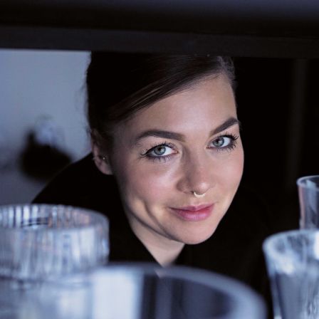 Unter dem scheinbar locker geschlungenen Lederpolster, für das Designer Vittorio Paradiso Inspiration bei einem indischen Sari fand, sorgt ein Gestell aus Metall für Stabilität. Der gedrechselte Holzbogen von Stuhl «Sari» besteht aus massiver, nussbaumgebeizter Esche. PAOLOCASTELLI.COM