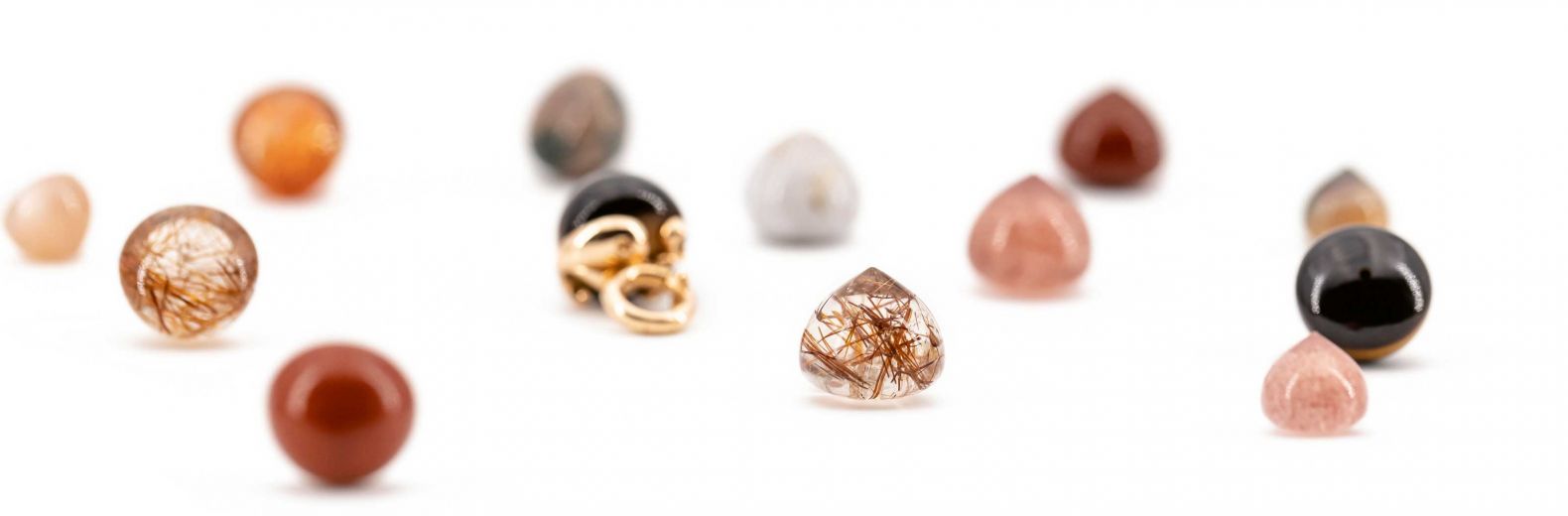 In Liechtenstein gründeten Bianca Herzog und Susanne Loibner 2013 eine eigene Schmuckmanufaktur und lancierten nur wenig später eine Neuheit in der alteingesessenen Juwelier-Branche. Ihr Schmuckshop-Konfigurator bietet nicht nur die Möglichkeit, online ein Schmuckstück auszuwählen. Man darf im Anschluss auch Goldfarbe, Grösse, Edelstein und Brillantfassung designen. HERZOGLOIBNER.COM 