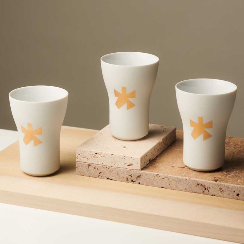 Sie sind rund elf Zentimeter hoch, optisch dezent und liegen so gut in der Hand, dass man sie nicht wieder loslassen möchte. Die handgefertigten Manufaktur-Becher bergen alles in sich, was das Geheimnis und die Faszination hochklassigen Porzellans ausmacht. Neu gibt es die feinen Handschmeichler mit goldenem Sternen-Emblem. HERINGBERLIN.DE