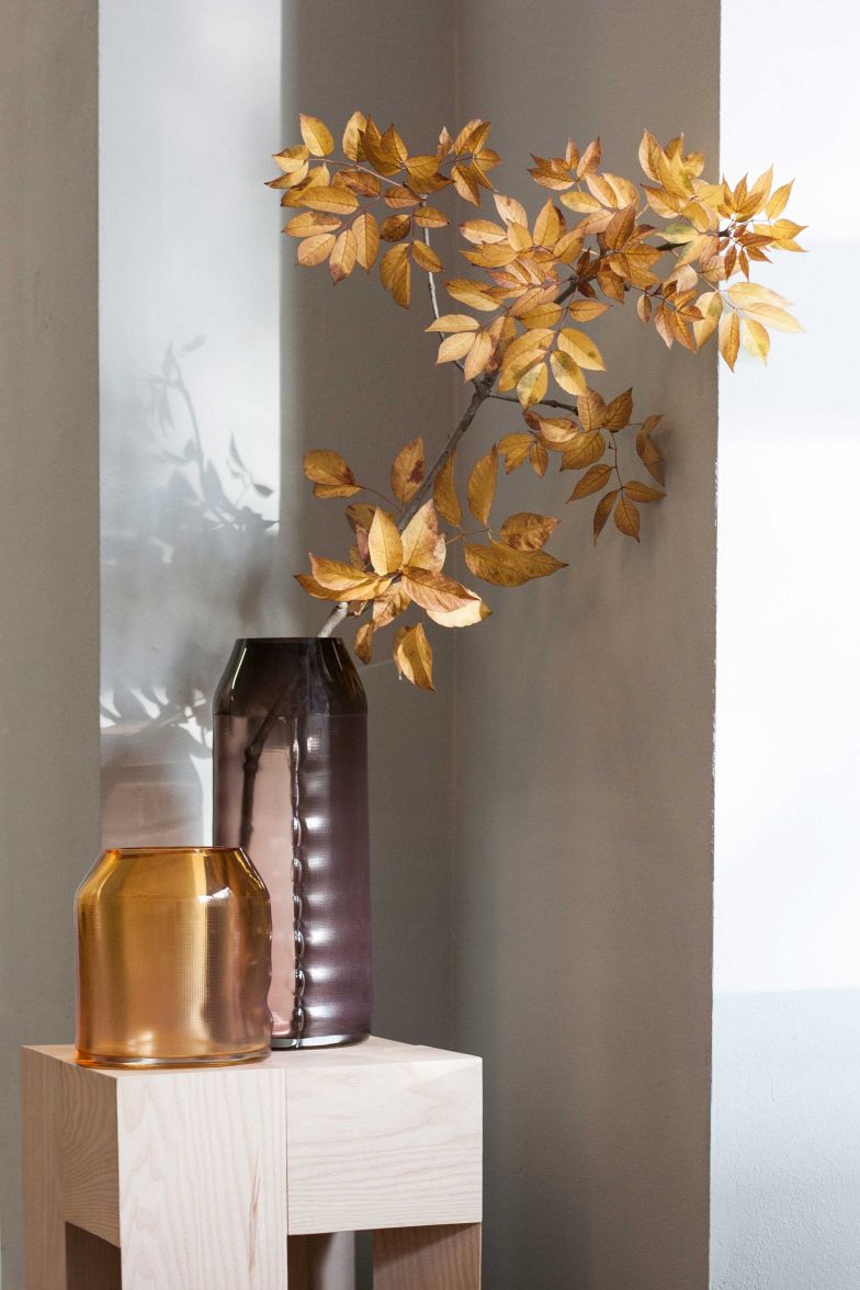 Es ist glasklar, mit welchem Material Milena Kling am liebsten arbeitet. Durch Materialeinschlüsse bringt die Designerin hauchdünne Farbschichten in der Glasmasse hervor und zaubert so wundervolle Objekte wie die mundgeblasenen Vasen der Serie «Raw». MILENAKLING.COM