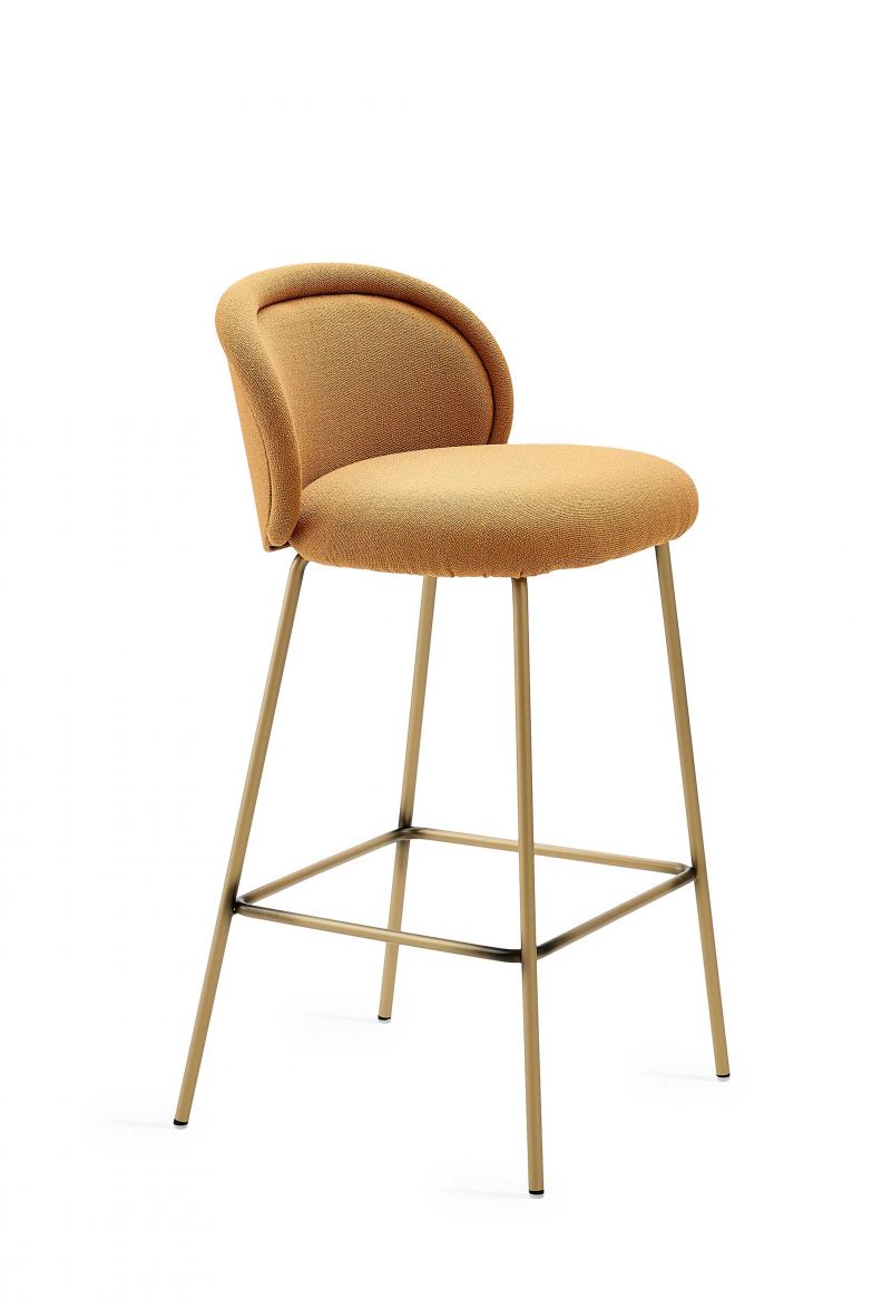 Nicht nur in der Lieblingsbar ein echter Eyecatcher: Mit «Ona» designte Sebastian Herkner einen reduziert eleganten Barstuhl, der auch an der heimischen Kücheninsel einen Platz findet. Charakteristisch für das Modell ist der weich umlaufende Keder, der die Naht zwischen den zwei Schalen der Rückenlehne verstärkt. FREIFRAU.COM